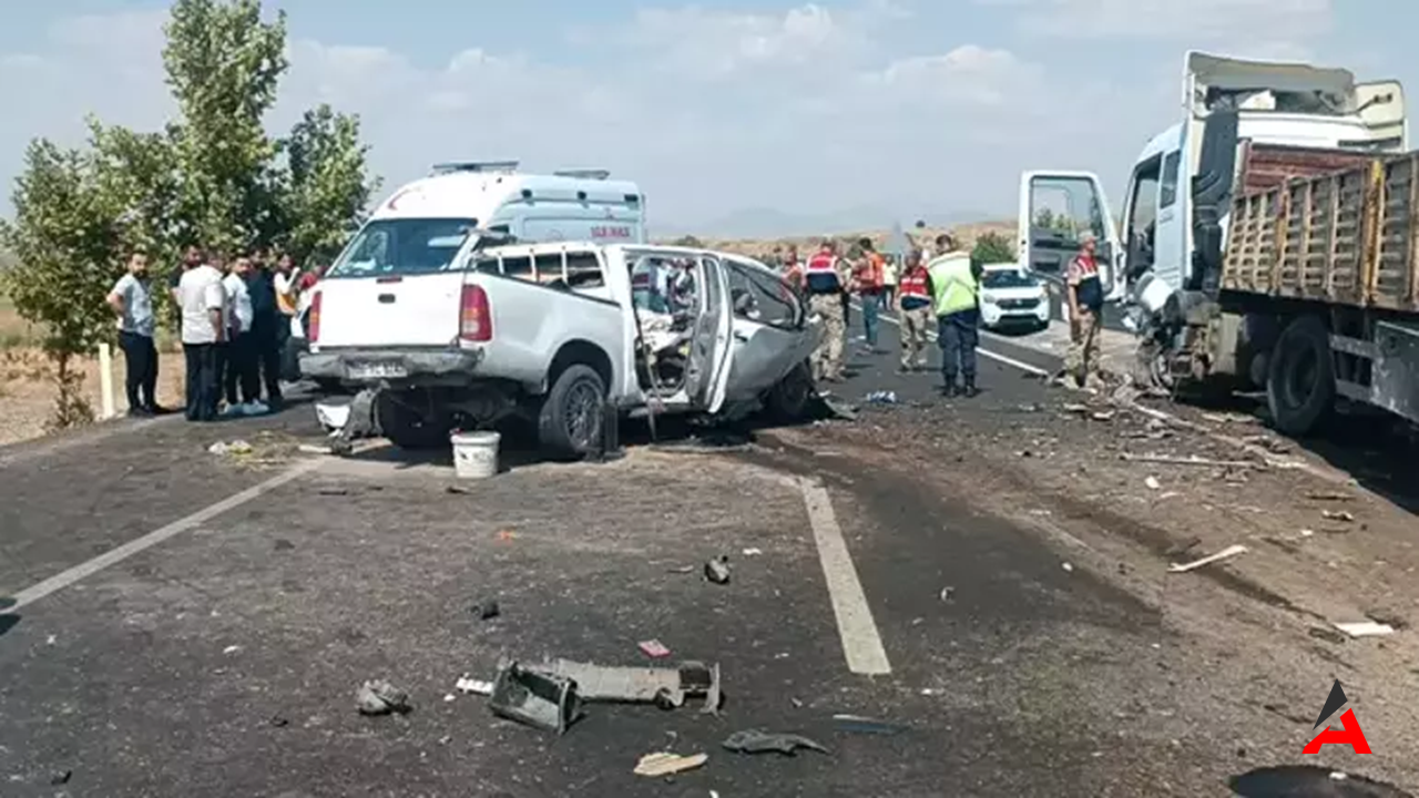 Düğün Yolunda Feci Kaza Aynı Aileden 4 Kişi Hayatını Kaybetti!1