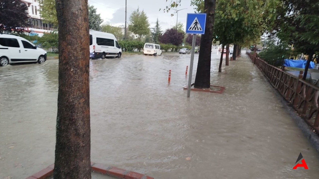 Sinop Boyabat'ta Şiddetli Yağış Trafikte Kaosa Neden Oldu