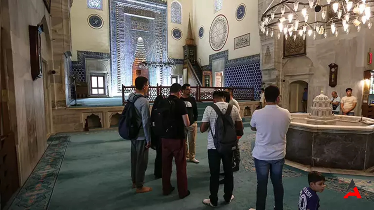 Bursa'da Erkek Turistler Yeşil Cami'ye Etekle Girdi İslam'a Saygı Göstergesi!1