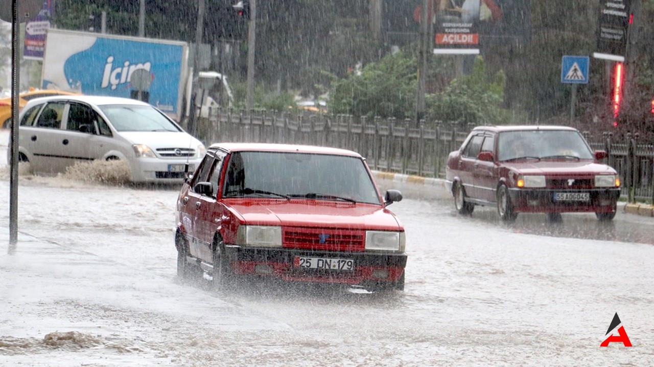 Erzurum'da Sağanak Yağış Hayatı Felç Ettievleri Su Bastı, Araçlar Mahsur Kaldı1