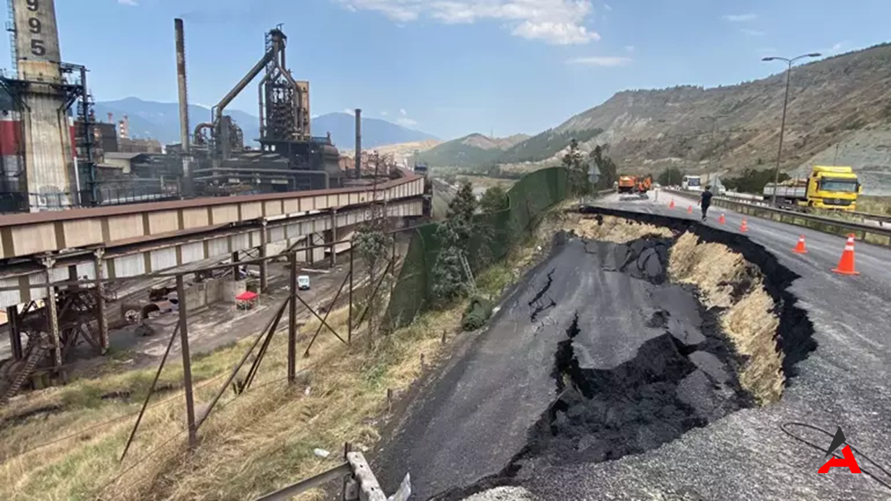 Karabük'te Yol Çöktü, Demir Yolu Kapandı