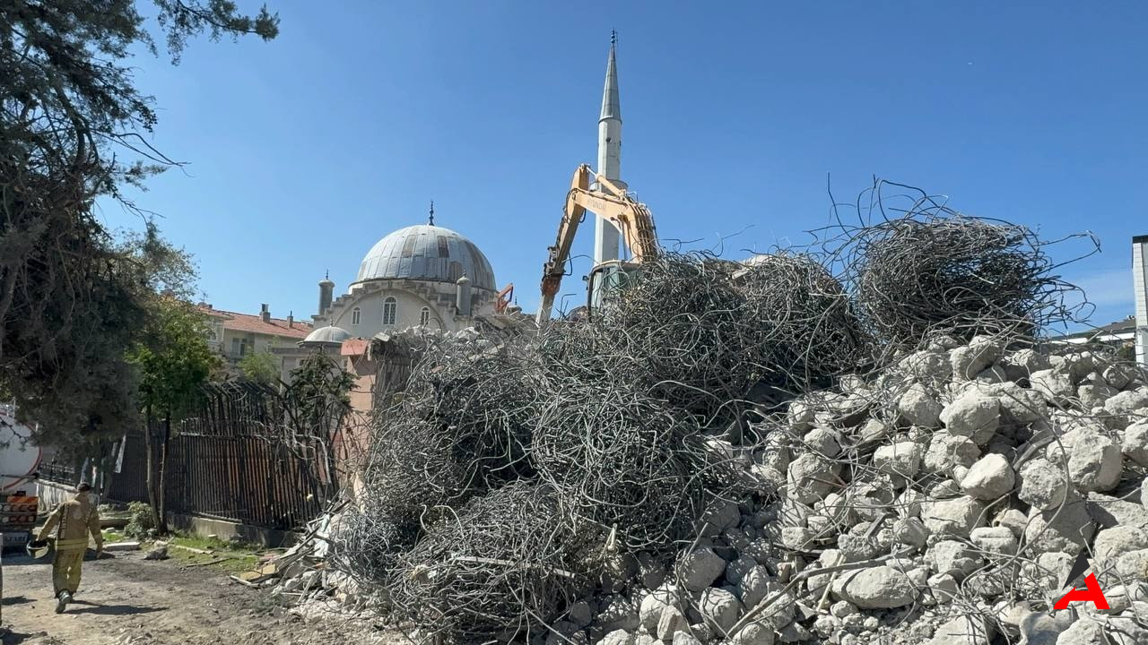 Kadıköy'de Yıkım Sırasında Çöken Bina Paniğe Yol Açtı1