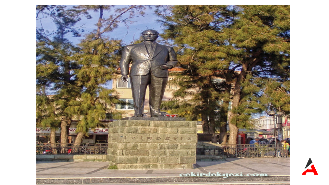 Ayvalık'ta Atatürk Heykeline Saldırı Psikolojik Tedavi Gören Şahıs Gözaltına Alındı1