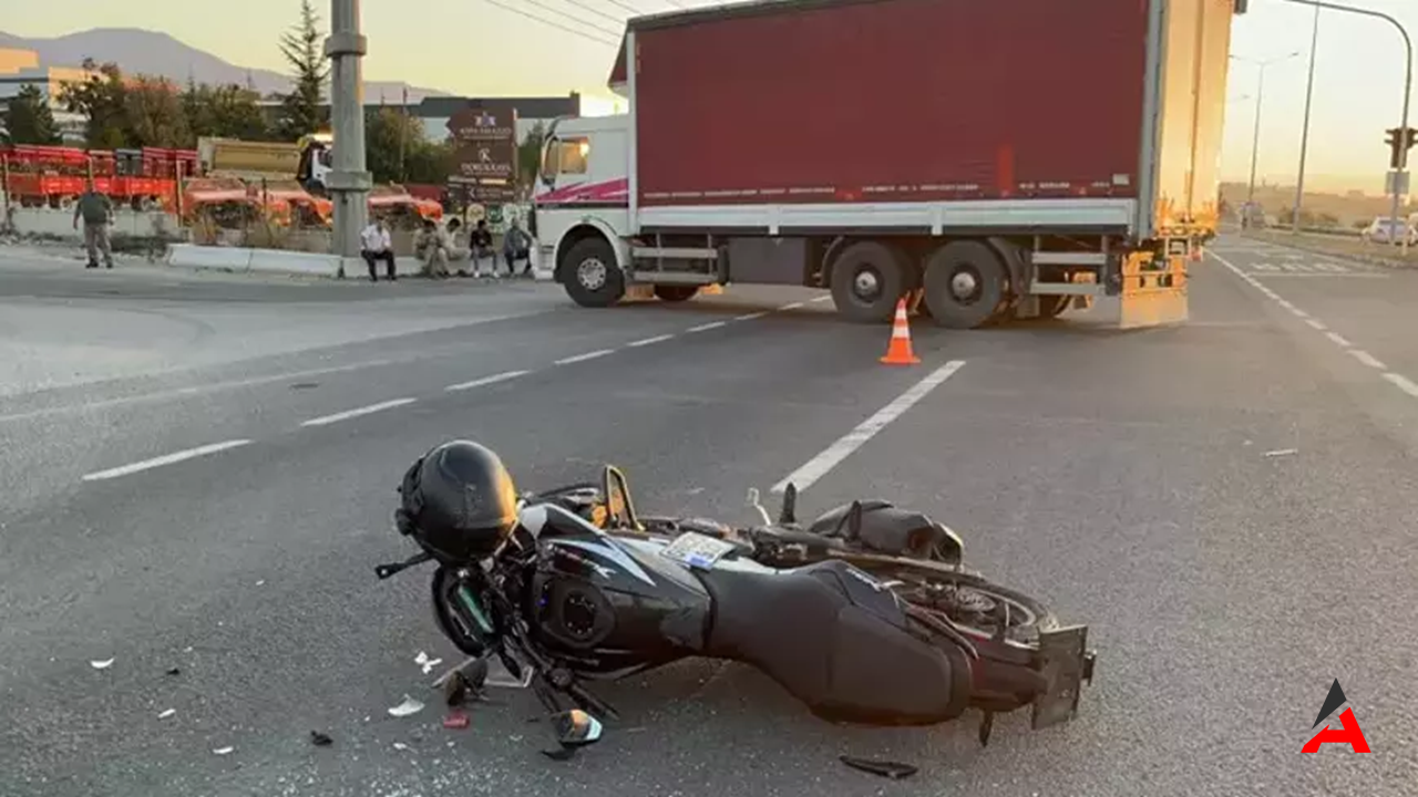 Bolu’da Tehlikeli Manevra: Motosiklet Minibüse Çarptı, Sürücü Yaralandı