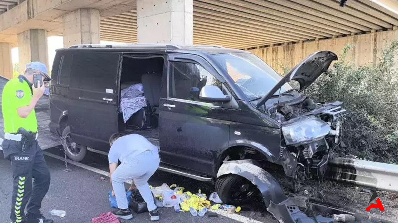 Bursa’da Taziye Dönüşü Feci Kaza: Minibüs Bariyerlere Saplandı, 10 Yaralı, 1’i Ağır!