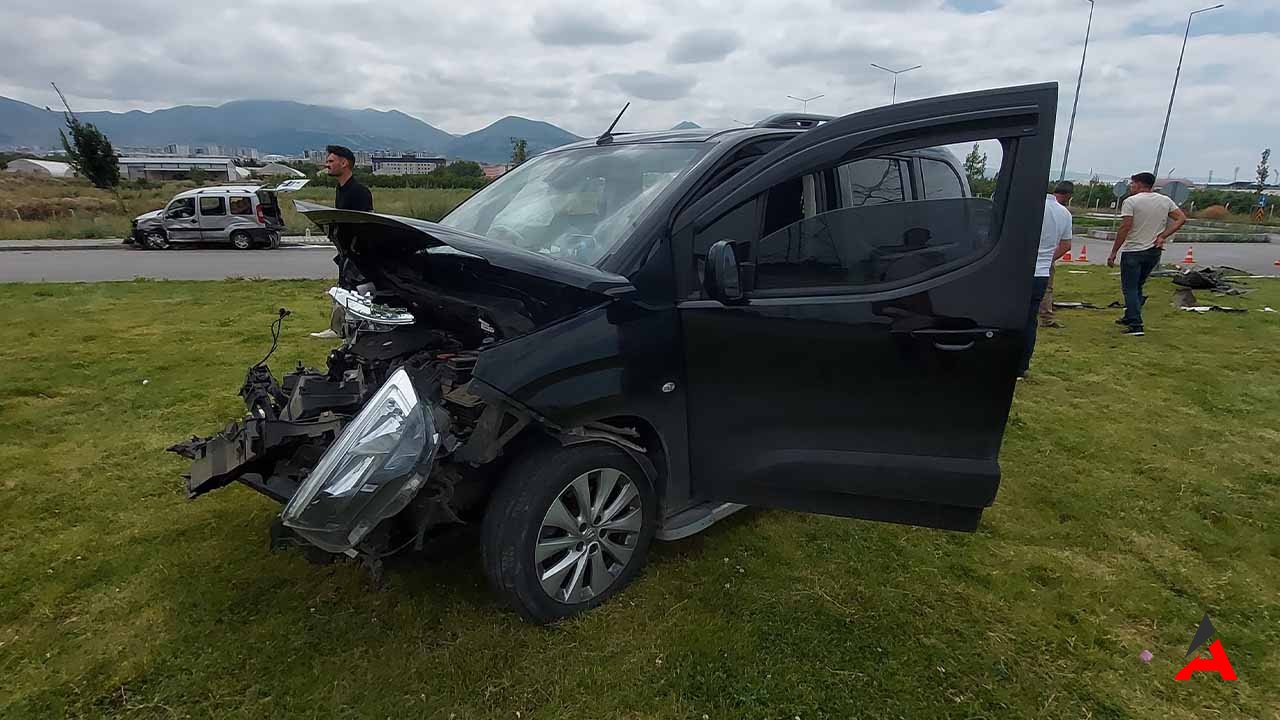 Erzurum’da İki Araç Çarpıştı: 9 Yaralı, Araçlar Hurdaya Döndü