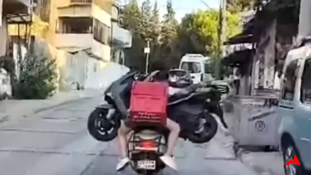 İzmir’de Kasksız İki Kişi, Motosikletle Motosiklet Taşıdı!