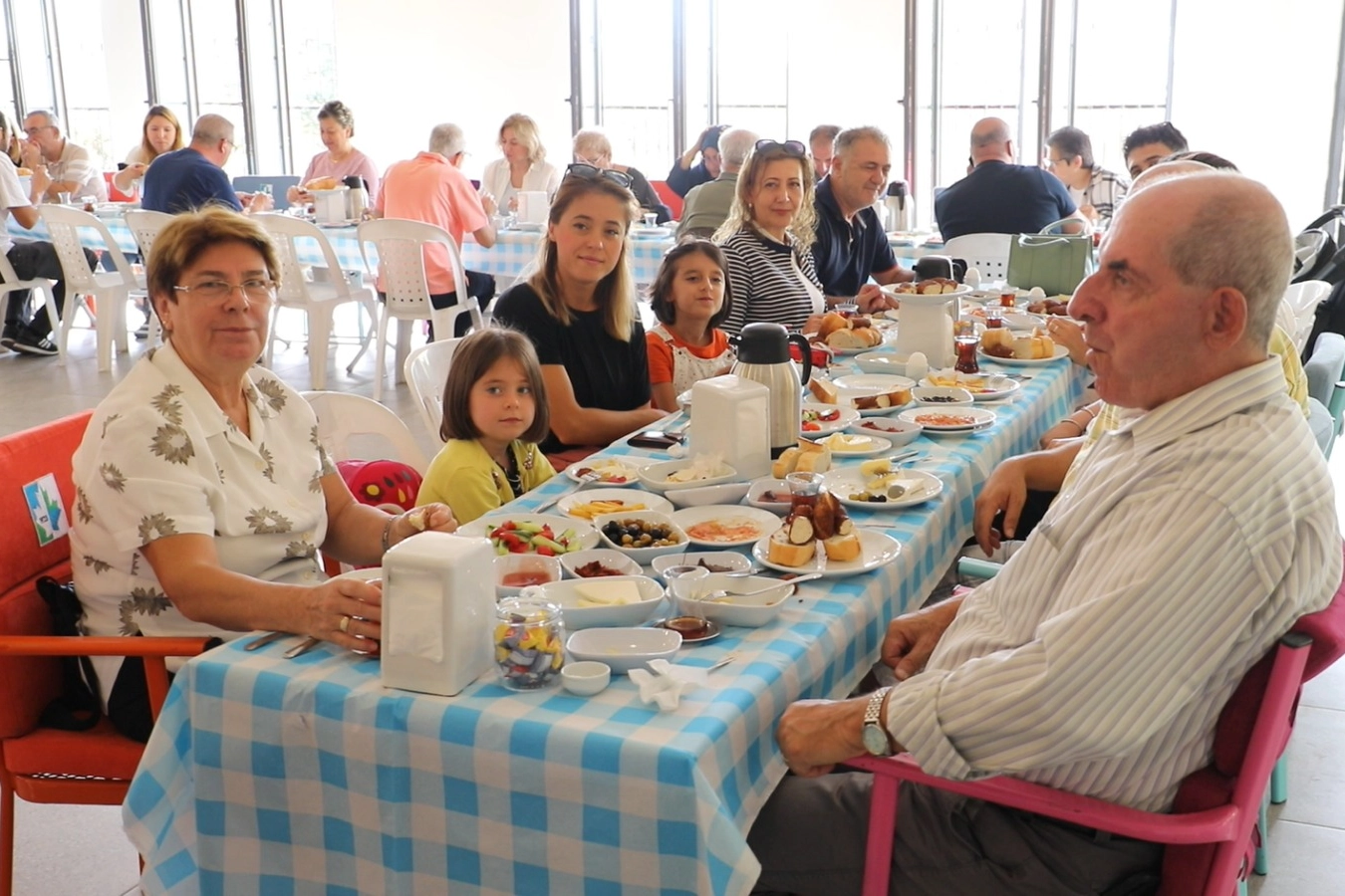 İzmit’te ‘Gülümse Kahvaltı Evi’ Misafirlerini Ağırlıyor