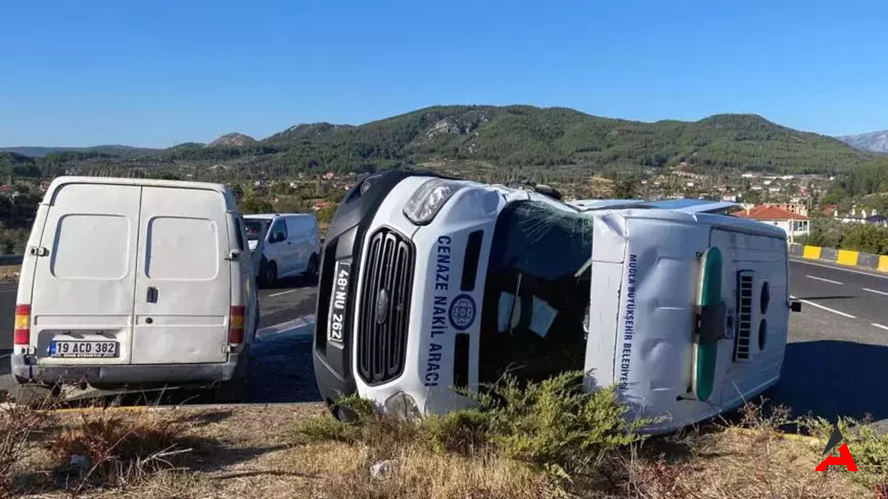 Köyceğiz-Gökova Yolunda Feci Kaza: Cenaze Aracı Yan Yattı, 3 Kişi Yaralandı!