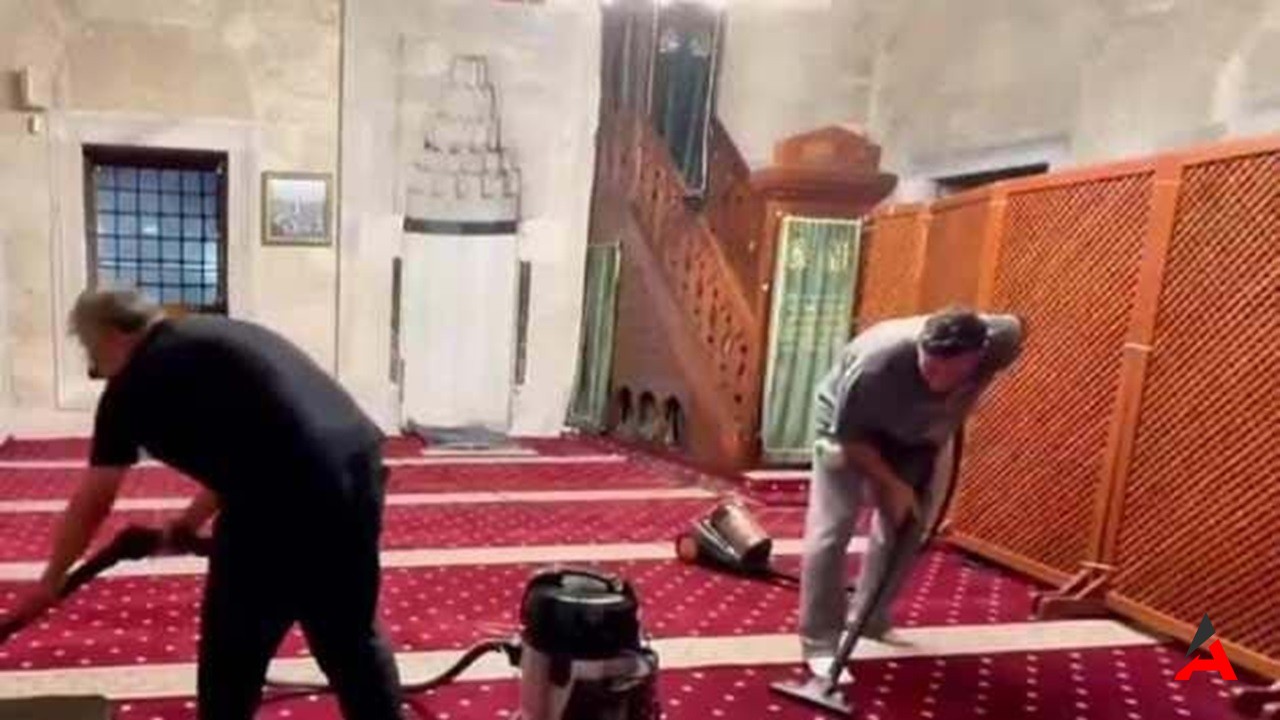 Mesut Özil’den Sürpriz Hareket: Şemsi Ahmet Paşa Camii’nde Temizlik Yaparken Görüntülendi