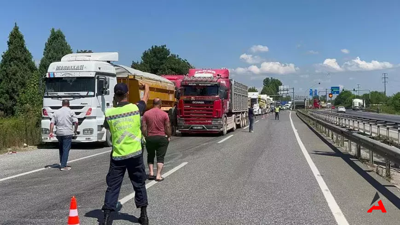 Sakarya’da Asit Paniği: D-140 Karayolu Trafiğe Kapatıldı!