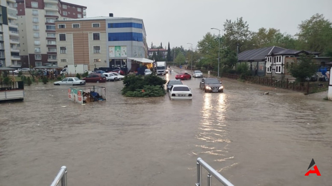 Sinop Boyabat’ta Şiddetli Yağış Trafikte Kaosa Neden Oldu: Araçlar Yolda Kaldı