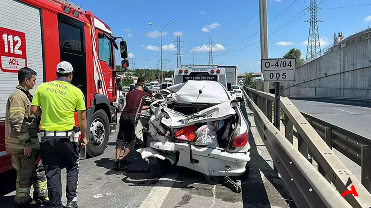 Sultanbeyli’de Kaçırdığı Sapağa Geri Giden Otomobile TIR Çarptı: 2 Yaralı